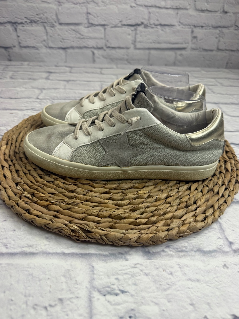 Vintage Havana “Flair” Sneakers White Leather Sneakers with Silver Trim. Size 10
